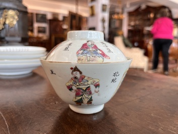 Quatre soucoupes et un bol couvert en porcelaine de Chine famille rose &agrave; d&eacute;cor 'Wu Shuang Pu', 19&egrave;me si&egrave;cle