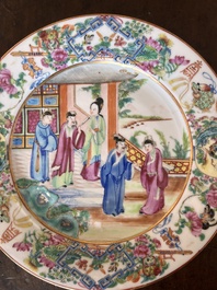 Neuf assiettes en porcelaine de Chine famille rose de Canton &agrave; d&eacute;cor de sc&egrave;nes de palais, 19&egrave;me si&egrave;cle