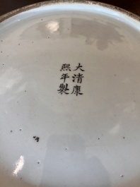 Plat en porcelaine de Chine famille rose &agrave; d&eacute;cor de dragons, marque de Kangxi, Guangxu