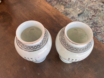 Paire de vases en porcelaine de Chine famille rose, marque de Qianlong, R&eacute;publique, 20&egrave;me si&egrave;cle