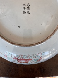 Plat en porcelaine de Chine famille rose &agrave; d&eacute;cor de dragons, marque de Kangxi, Guangxu