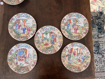 Neuf assiettes en porcelaine de Chine famille rose de Canton &agrave; d&eacute;cor de sc&egrave;nes de palais, 19&egrave;me si&egrave;cle