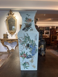 Vase rectangulaire en porcelaine de Chine qianjiang cai &agrave; d&eacute;cor de figures dans un paysage et d'oiseaux parmi des branches fleuries, 19&egrave;me si&egrave;cle