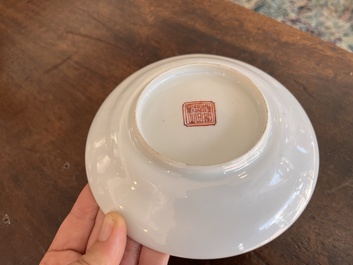 Quatre soucoupes et un bol couvert en porcelaine de Chine famille rose &agrave; d&eacute;cor 'Wu Shuang Pu', 19&egrave;me si&egrave;cle