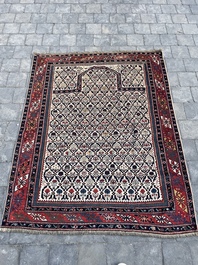 Tapis oriental de type Shirvan Marasali &agrave; d&eacute;cor floral en laine, Caucase, premier tiers du 20&egrave;me si&egrave;cle