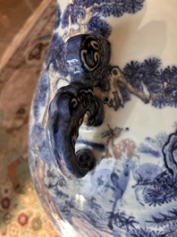 Vase de forme 'hu' en porcelaine de Chine en bleu, blanc et rouge de cuivre, marque de Qianlong, Chine, 20&egrave;me si&egrave;cle