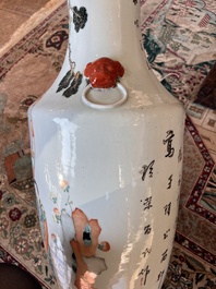 Paire de vases en porcelaine de Chine qianjiang cai &agrave; d&eacute;cor de dames et d'enfants sur une terrasse, 19&egrave;me/20&egrave;me si&egrave;cle