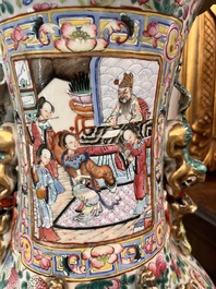 Paire d'importants vases en porcelaine de Chine famille rose &agrave; sujet narratif, 19&egrave;me si&egrave;cle