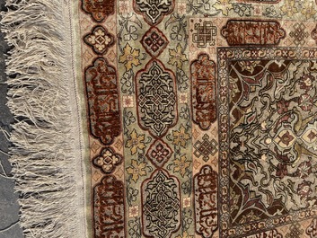 Een Turks Hereke tapijt met floraal decor in zijde en gouddraad, 20ste eeuw
