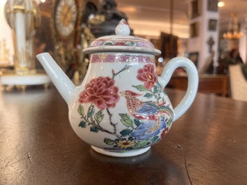 Th&eacute;i&egrave;re couverte, une tasse et une soucoupe en porcelaine de Chine famille rose &agrave; d&eacute;cor d'oiseaux et de coq parmi des branches fleuries, Yongzheng