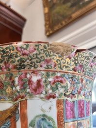 Vase en porcelaine de Chine famille rose de Canton &agrave; d&eacute;cor floral et de sc&egrave;nes de palais, 19&egrave;me si&egrave;cle