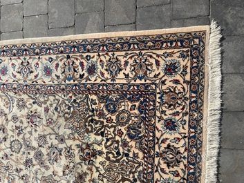 Tapis oriental de type Nain &agrave; d&eacute;cor floral, laine et soie sur coton, deuxi&egrave;me moiti&eacute; du 20&egrave;me si&egrave;cle