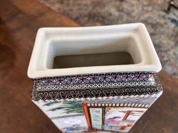 Vase de forme rectangulaire en porcelaine de Chine famille rose, R&eacute;publique, 20&egrave;me si&egrave;cle