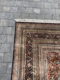 Tapis oriental de type Qom (Qum/Ghom) en soie &agrave; d&eacute;cor floral, deuxi&egrave;me moiti&eacute; du 20&egrave;me si&egrave;cle