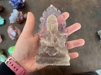 Collection de 22 sculptures en pierre dure, dont du cristal, du jade, du quartz, de l'&oelig;il de tigre et de la turquoise, Chine, 19&egrave;me/20&egrave;me si&egrave;cle