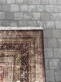 Tapis oriental de type Qom (Qum/Ghom) en soie &agrave; d&eacute;cor floral, deuxi&egrave;me moiti&eacute; du 20&egrave;me si&egrave;cle