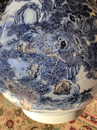 Vase de forme 'hu' en porcelaine de Chine en bleu, blanc et rouge de cuivre, marque de Qianlong, Chine, 20&egrave;me si&egrave;cle