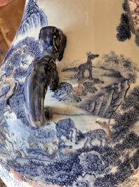 Vase de forme 'hu' en porcelaine de Chine en bleu, blanc et rouge de cuivre, marque de Qianlong, Chine, 20&egrave;me si&egrave;cle