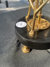 Paire de bougeoirs cassolettes Louis XVI en forme d'ath&eacute;nienne en bronze dor&eacute; &agrave; d&eacute;cor de feuilles d'acanthe et de t&ecirc;tes de b&eacute;lier, fin du 18&egrave;me si&egrave;cle