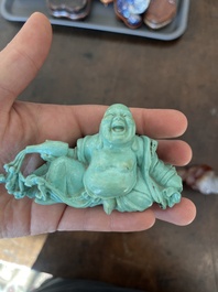 Collection de 22 sculptures en pierre dure, dont du cristal, du jade, du quartz, de l'&oelig;il de tigre et de la turquoise, Chine, 19&egrave;me/20&egrave;me si&egrave;cle