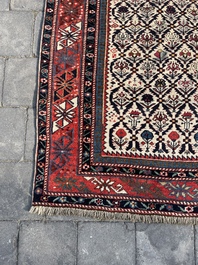 Tapis oriental de type Shirvan Marasali &agrave; d&eacute;cor floral en laine, Caucase, premier tiers du 20&egrave;me si&egrave;cle