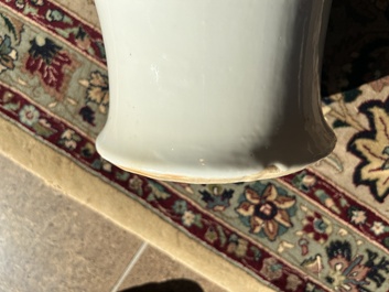 Deux vases de forme yenyen en porcelaine de Chine qianjiang cai &agrave; d&eacute;cor floral et d'antiquit&eacute;s, 19&egrave;me/20&egrave;me si&egrave;cle