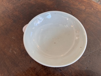 Quatre soucoupes et un bol couvert en porcelaine de Chine famille rose &agrave; d&eacute;cor 'Wu Shuang Pu', 19&egrave;me si&egrave;cle