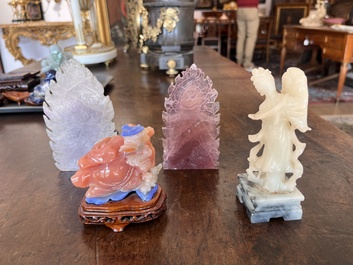 Collection de 22 sculptures en pierre dure, dont du cristal, du jade, du quartz, de l'&oelig;il de tigre et de la turquoise, Chine, 19&egrave;me/20&egrave;me si&egrave;cle