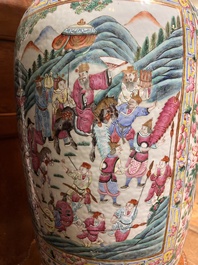 Paire d'importants vases en porcelaine de Chine famille rose &agrave; sujet narratif, 19&egrave;me si&egrave;cle