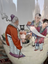 Vase rouleau en porcelaine de Chine famille rose &agrave; d&eacute;cor de lettr&eacute;s et leurs &eacute;tudiants, marque de Qianlong, R&eacute;publique, 20&egrave;me si&egrave;cle