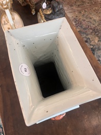 Vase rectangulaire en porcelaine de Chine qianjiang cai &agrave; d&eacute;cor de figures dans un paysage et d'oiseaux parmi des branches fleuries, 19&egrave;me si&egrave;cle