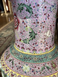 Vase rouleau en porcelaine de Chine famille rose &agrave; d&eacute;cor de lettr&eacute;s et leurs &eacute;tudiants, marque de Qianlong, R&eacute;publique, 20&egrave;me si&egrave;cle