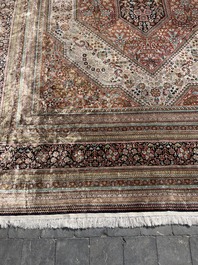 Tapis oriental de type Qom (Qum/Ghom) en soie &agrave; d&eacute;cor floral, deuxi&egrave;me moiti&eacute; du 20&egrave;me si&egrave;cle