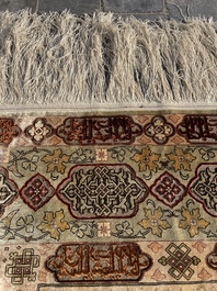 Een Turks Hereke tapijt met floraal decor in zijde en gouddraad, 20ste eeuw