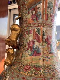 Vase en porcelaine de Chine famille rose de Canton &agrave; d&eacute;cor floral et de sc&egrave;nes de palais, 19&egrave;me si&egrave;cle