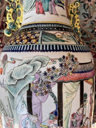 Vase en porcelaine de Chine famille rose &agrave; d&eacute;cor de sc&egrave;ne de palais et d'oiseaux parmi des branches fleuries, 19&egrave;me si&egrave;cle