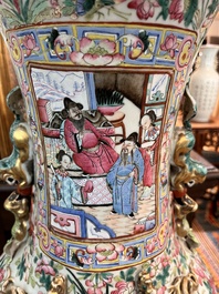 Paire d'importants vases en porcelaine de Chine famille rose &agrave; sujet narratif, 19&egrave;me si&egrave;cle