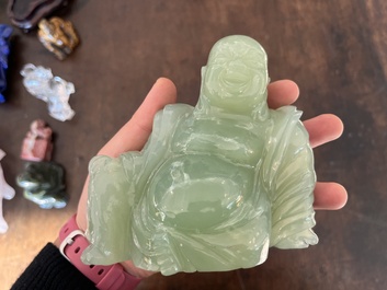 Collection de 22 sculptures en pierre dure, dont du cristal, du jade, du quartz, de l'&oelig;il de tigre et de la turquoise, Chine, 19&egrave;me/20&egrave;me si&egrave;cle