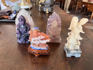 Collection de 22 sculptures en pierre dure, dont du cristal, du jade, du quartz, de l'&oelig;il de tigre et de la turquoise, Chine, 19&egrave;me/20&egrave;me si&egrave;cle