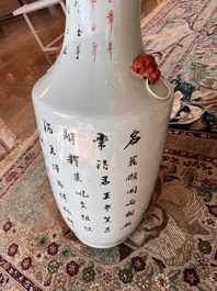 Paire de vases en porcelaine de Chine qianjiang cai &agrave; d&eacute;cor de dames et d'enfants sur une terrasse, 19&egrave;me/20&egrave;me si&egrave;cle