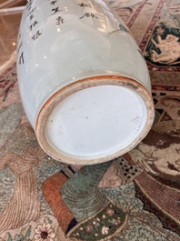 Paire de vases en porcelaine de Chine qianjiang cai &agrave; d&eacute;cor de dames et d'enfants sur une terrasse, 19&egrave;me/20&egrave;me si&egrave;cle