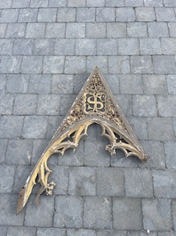 Collection vari&eacute;e de sculptures architecturales de style n&eacute;ogothique en bois partiellement dor&eacute; et polychrom&eacute;, Belgique, vers 1900