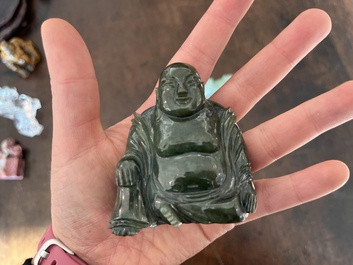 Collection de 22 sculptures en pierre dure, dont du cristal, du jade, du quartz, de l'&oelig;il de tigre et de la turquoise, Chine, 19&egrave;me/20&egrave;me si&egrave;cle