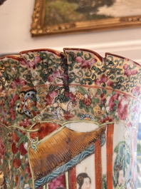 Vase en porcelaine de Chine famille rose de Canton &agrave; d&eacute;cor floral et de sc&egrave;nes de palais, 19&egrave;me si&egrave;cle