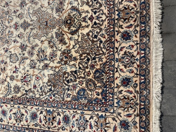 Tapis oriental de type Nain &agrave; d&eacute;cor floral, laine et soie sur coton, deuxi&egrave;me moiti&eacute; du 20&egrave;me si&egrave;cle
