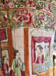 Vase en porcelaine de Chine famille rose de Canton &agrave; d&eacute;cor floral et de sc&egrave;nes de palais, 19&egrave;me si&egrave;cle