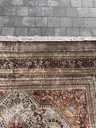 Tapis oriental de type Qom (Qum/Ghom) en soie &agrave; d&eacute;cor floral, deuxi&egrave;me moiti&eacute; du 20&egrave;me si&egrave;cle