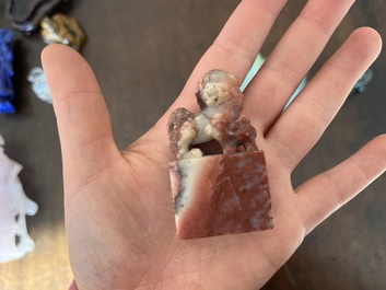 Collection de 22 sculptures en pierre dure, dont du cristal, du jade, du quartz, de l'&oelig;il de tigre et de la turquoise, Chine, 19&egrave;me/20&egrave;me si&egrave;cle