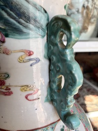 Deux vases en porcelaine de Chine famille rose &agrave; d&eacute;cor des immortels et leurs serviteurs et des oiseaux parmi des branches fleuries, 19&egrave;me si&egrave;cle