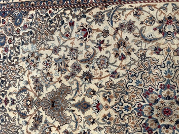 Tapis oriental de type Nain &agrave; d&eacute;cor floral, laine et soie sur coton, deuxi&egrave;me moiti&eacute; du 20&egrave;me si&egrave;cle